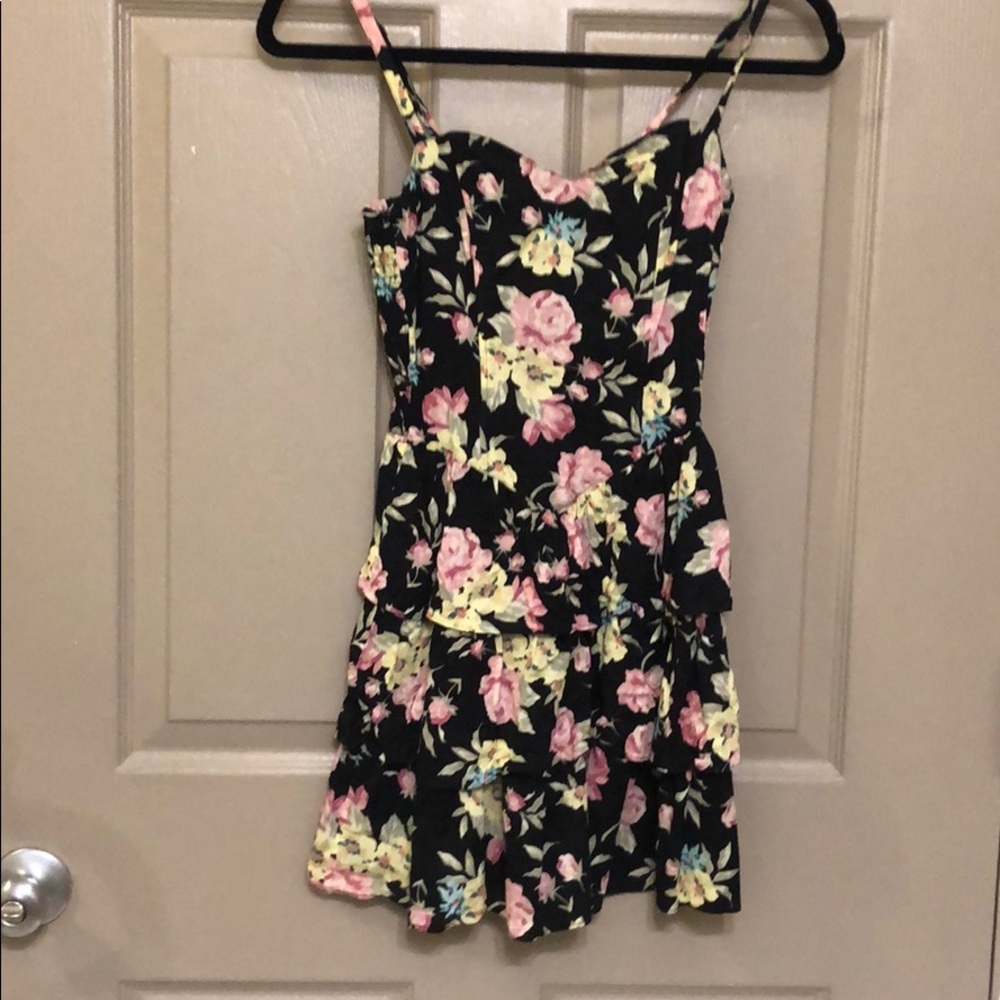 ✨ Floral Sweetheart Tiered Ruffle Dress